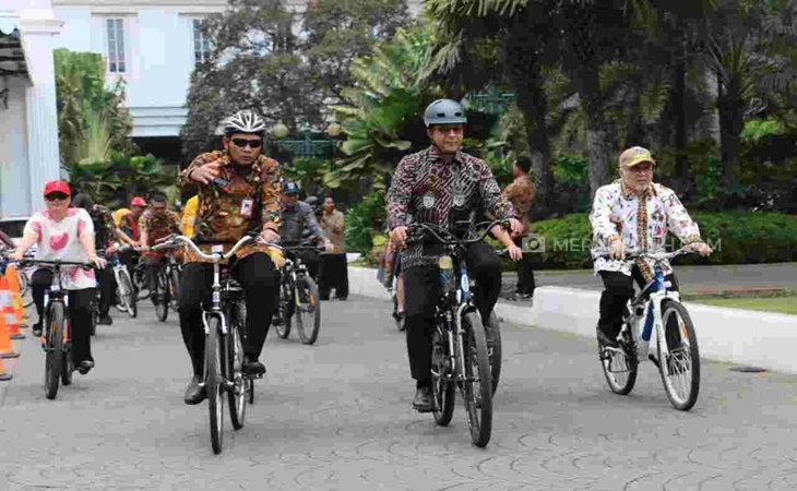  Anies Pelopori Naik Sepeda Pakai Baju Batik