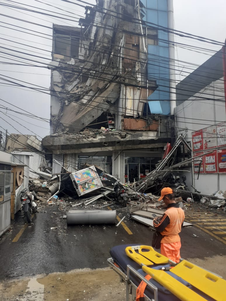 Sebuah Bangunan Gedung di Jl.Tali Kota Bambu selatan ( dekat Wisma BCA ) Roboh