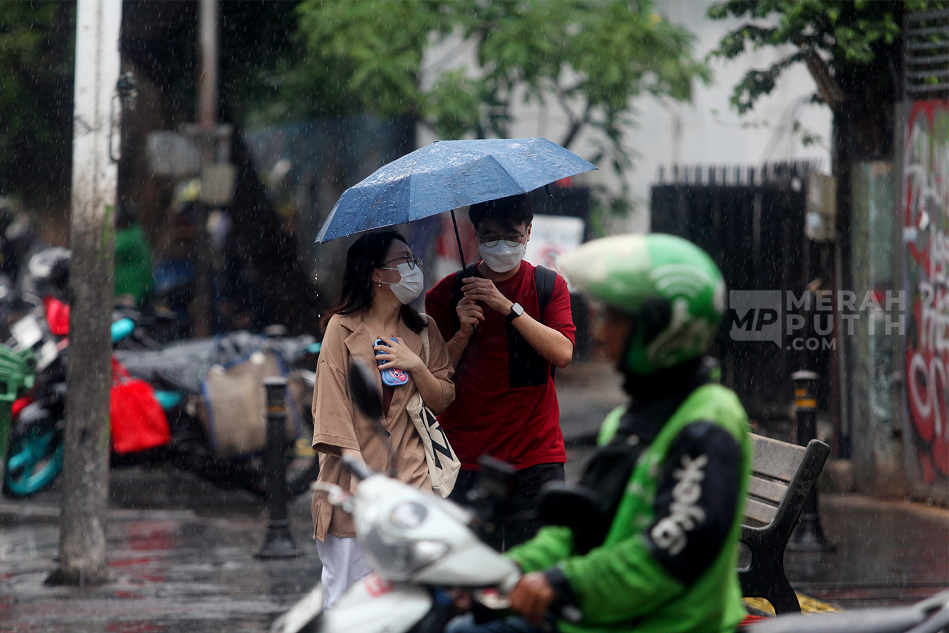BRIN Ungkap Alasan Air Hujan Jakarta Bisa Mengandung Mikroplastik