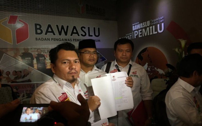 Kubu Jokowi Ade Irfan Pulungan tudung Panwaslu Malaysia bersekutu dengan kubu Prabowo-Sandi