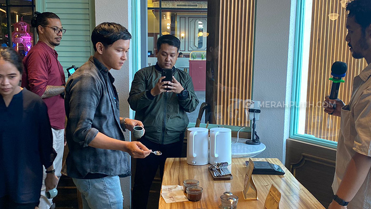 Ngopi Sore Seru di Roemah Koffie