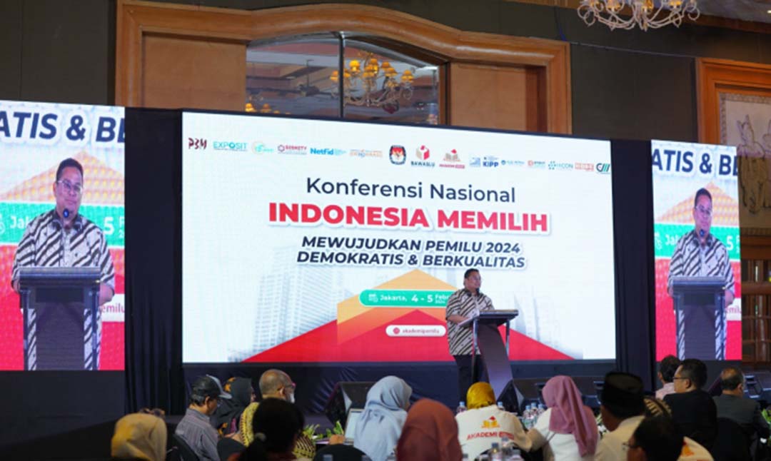 Tak Ahli Panjat Pohon, Bawaslu Gandeng Pihak Lain Bersihkan Baliho Kontestan Pemilu di Masa Tenang