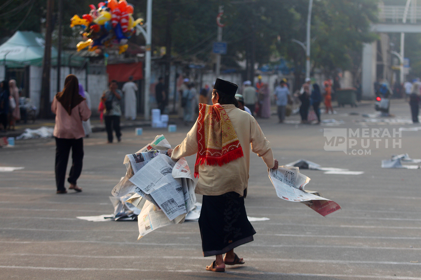 Warga Bersihkan Koran Bekas Salat Idul Adha 1445 H di Jatinegara