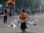 Warga Bersihkan Koran Bekas Salat Idul Adha 1445 H di Jatinegara