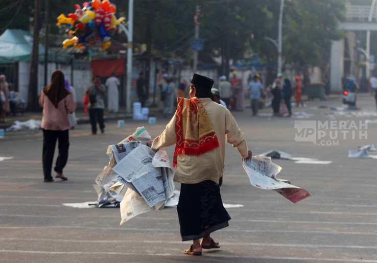 Warga Bersihkan Koran Bekas Salat Idul Adha 1445 H di Jatinegara