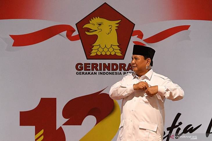 Ketua Dewan Pembina Partai Gerindra Prabowo Subianto meninggalkan panggung seusai menyampaikan pengarahan dalam peringatan HUT Ke-12 Partai Gerindra di Kantor DPP Partai Gerindra, Jakarta Selatan, Kamis (6-2-2020). Kegiatan yang dihadiri oleh para kader Partai Gerindra tersebut mengangkat tema Setia Bergerak untuk Indonesia Raya. ANTARA FOTO/Sigid Kurniawan/aww.