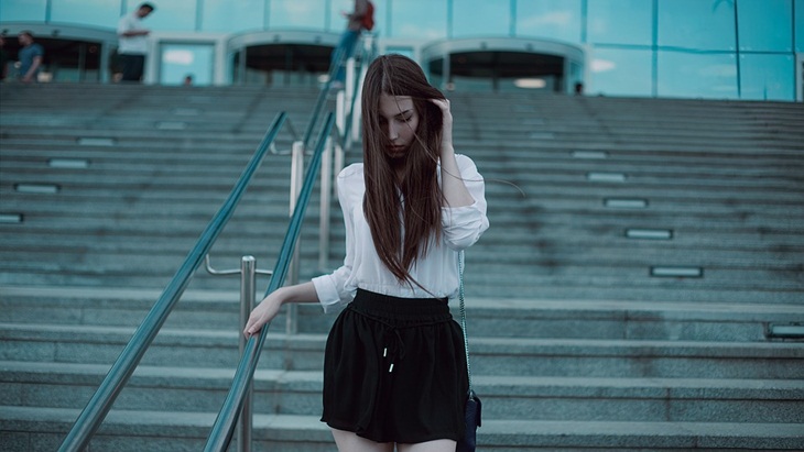 Short skirt dipadukan dengan kemeja polos. (Foto: Pixabay/xusenru)