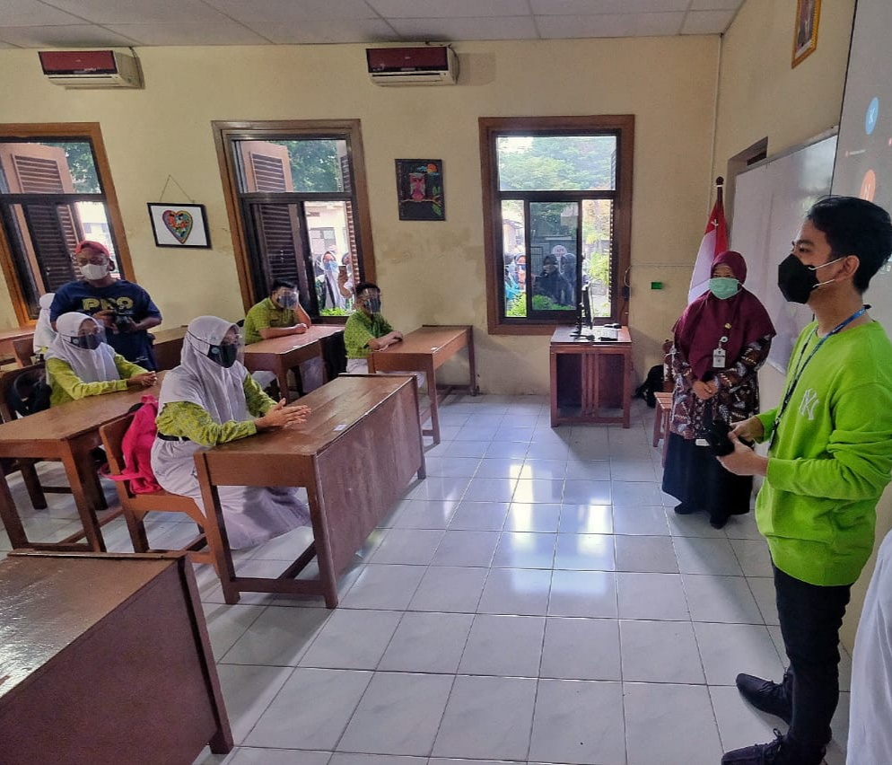 Wali Kota Solo, Gibran Rakabuming Raka meninjau ujo coba pembelajaran tatap muka di SMPN 4 Solo, Jumat (5/3). (MP/Ismail)