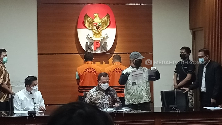KPK menetapkan penyidik AKP Stefanus Robin Pattuju dan Wali Kota Tanjungbalai M Syahrial sebagai tersangka kasus dugaan suap. (Foto: MP/Ponco Sulaksono)