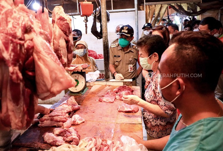Pelaksana Harian (Plh) Wali Kota Administrasi Jakarta Pusat Irwandi melakukan sidak di Pasar Senen, Selasa (9/2). (Foto: MP/Kanugrahan)