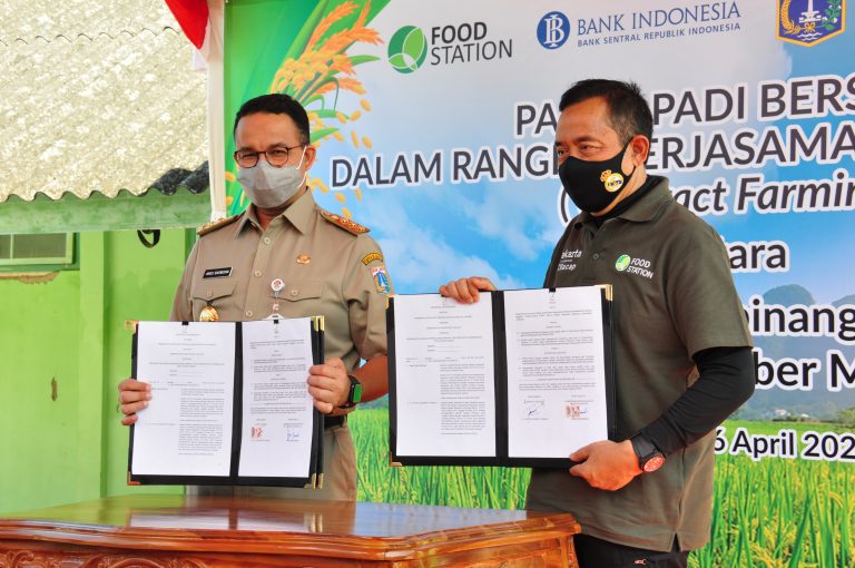 Bupati Tatto S. Pamuji (kanan) bersama Gubernur DKI Jakarta Anies Baswedan menandatangani berita acara kerjasama suplai beras ke DKI Jakarta. Foto: Pemkab Cilacap