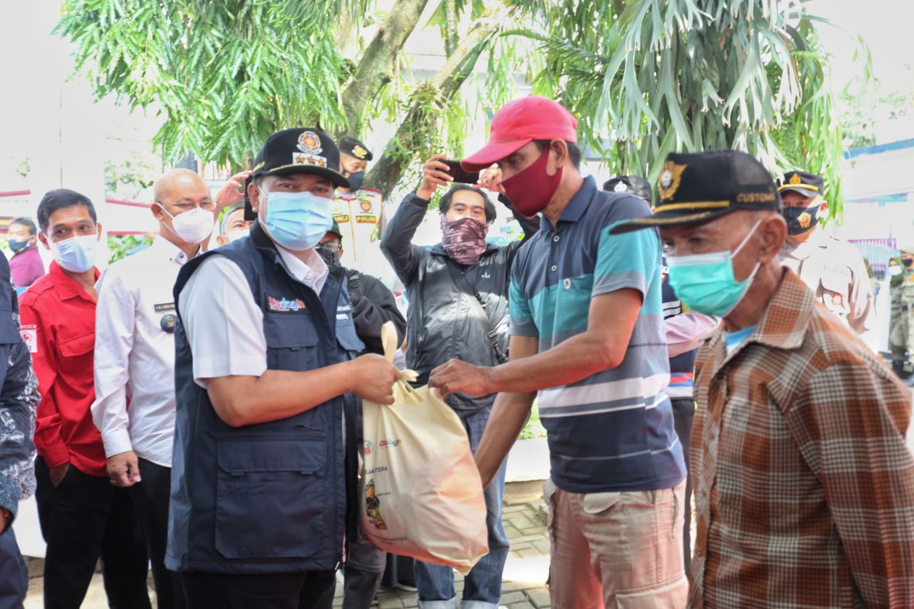 Penyaluran subsidi sembako di Bandung. (Humas Pemkot Bandung)
