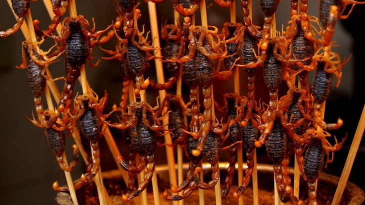 Kalajengking dijadikan sate yang bisa disantap oleh wisatawan (Foto: Flickr/angrypandas)