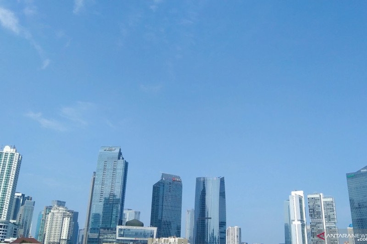 Dokumentasi - Gedung-gedung pencakar langit di kawasan Jakarta Selatan dengan latar langit biru dan cuaca cerah, Minggu (9/5/2021) (ANTARA/Dewa Ketut Sudiarta Wiguna)