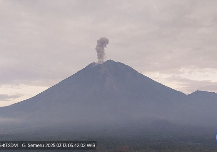 Semeru Erupsi 5 Kali Sejak Pagi, Abu Mengarah ke Utara dan Timur Laut dari Puncak Mahameru