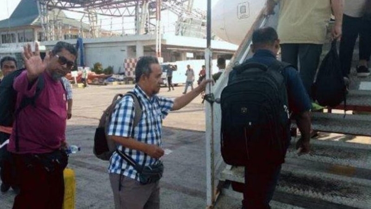   Para imigran sedang menaiki tangga pesawat di Bandara El Tari Kupang. (ANTARA/dok Imigrasi Kupang.)