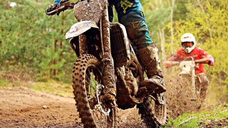 Gunakan mobil 4WD atau Motor trail (Foto: Pixabay/rihaij)