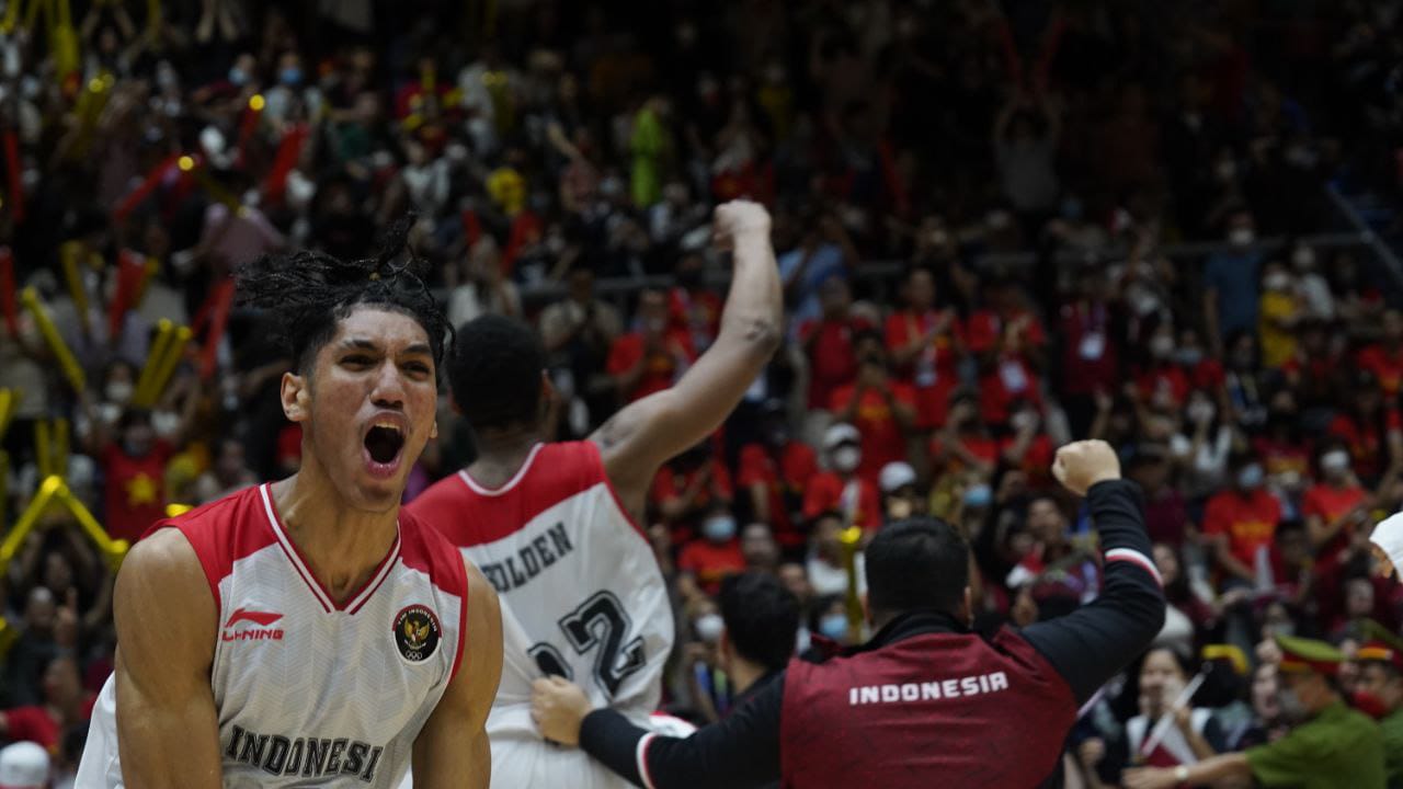 Kegembiraan pebasket timnas Indonesia setelah mengalahkan Flipina, Minggu (22/5). Foto: NOC Indonesia/MP Media/Iqbal Fauzi