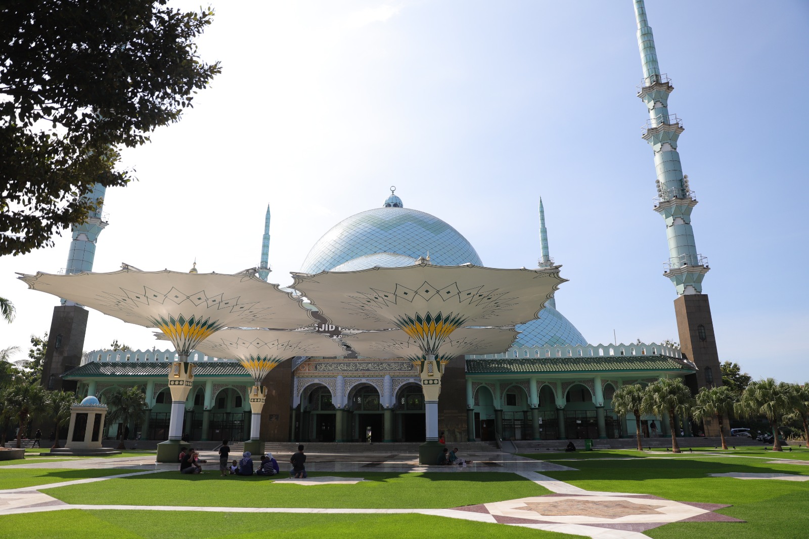 Masjid Al-Azhom Kota Tangerang Sediakan Iftar dan Takjil Gratis