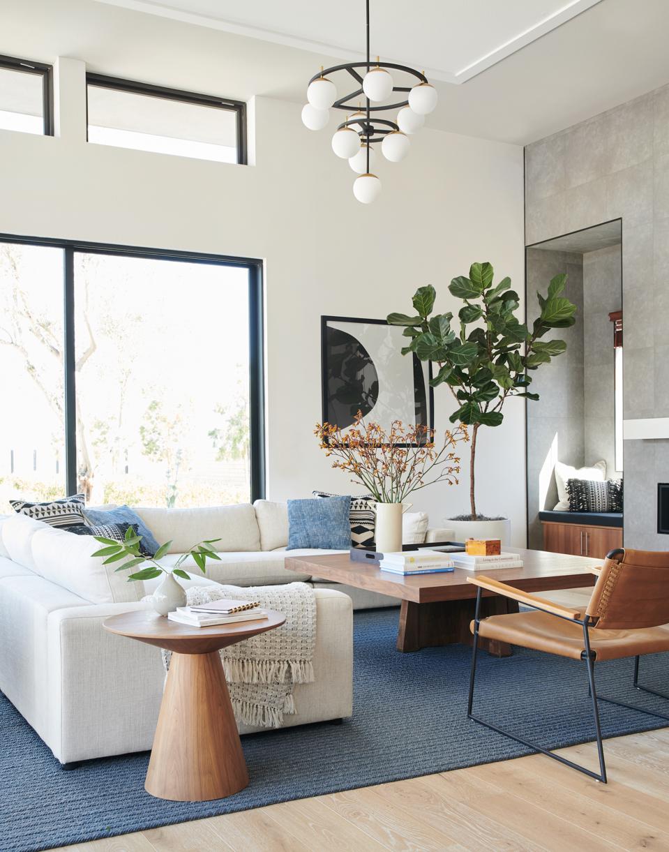 Gunakan warna netral dan kontraskan dengan warna biru dan hijau. (Foto Forbes) 