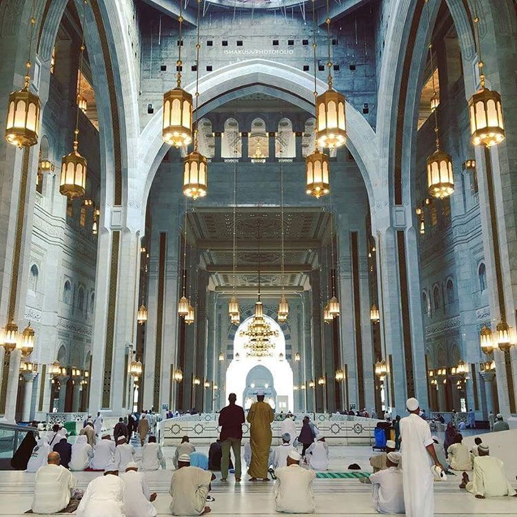 Di dalam masjid. (Instagram/anametsuri.alkubra)