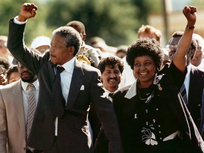 Mandela dan istrinya, Winnie, keluar dari penjara di Afrika setelah ditahan selama 27 tahun. (Foto Business Insider)