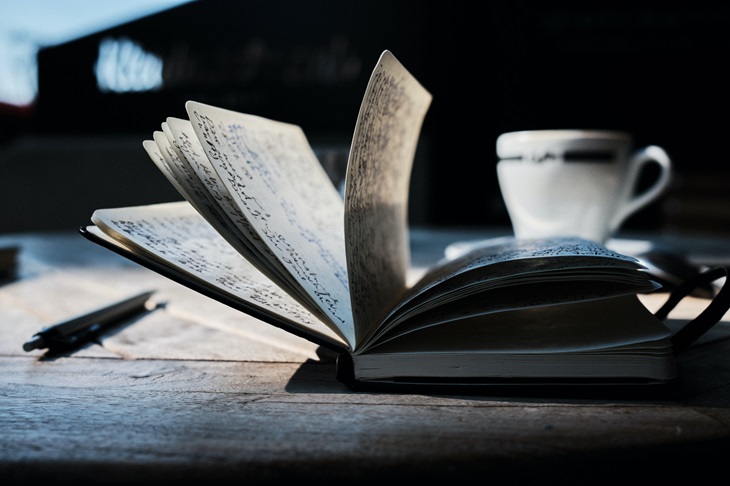 Buat jadwal tidur yang konsisten. (Foto: unsplash/Yannick Pulver)