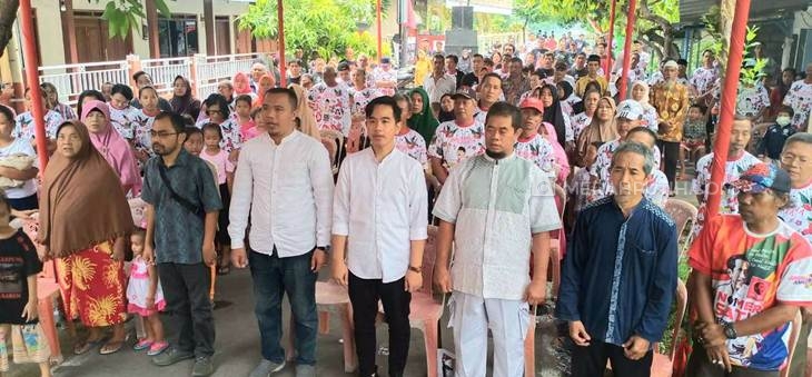 Bakal cawali dari PDIP Gibran Rakabuming Raka blusukan dan mengedakan sarasehan di Kelurahan Mojosongo, Kecamatan Jebres, Solo, Jawa Tengah, Kamis (20/2). (MP/Ismail)