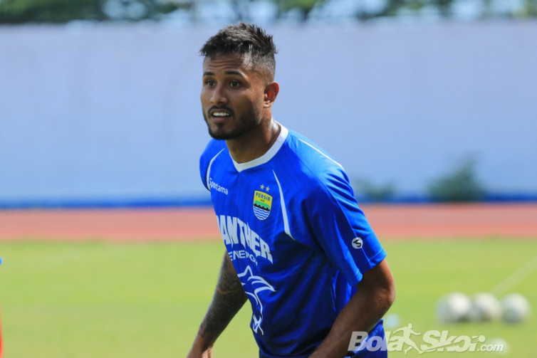 Striker Asing Persib Bandung Positif Terinfeksi COVID-19