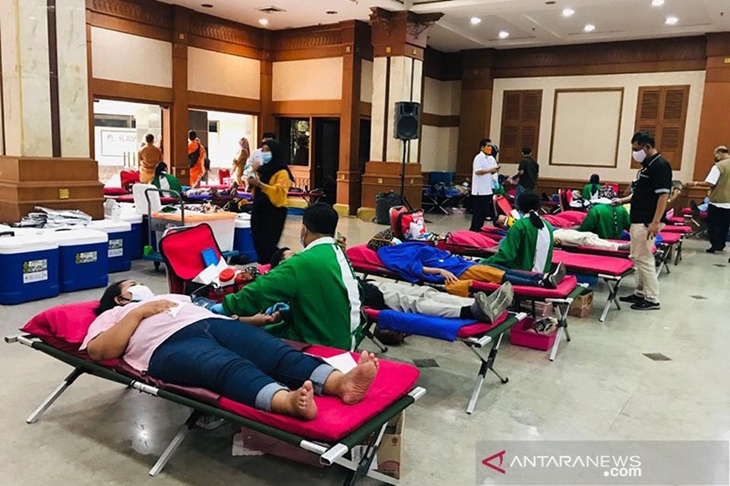 Kegiatan donor darah oleh Palang Merah Indonesia (PMI) DKI Jakarta di Kantor Wali Kota Jakarta Barat, Senin (12/10/2020). ANTARA/Devi Nindy/aa.