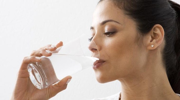 8 Manfaat Minum Air Putih Setelah Bangun Tidur untuk Kesehatan