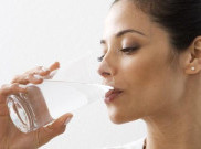 8 Manfaat Minum Air Putih Setelah Bangun Tidur untuk Kesehatan