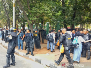 Brimob Jaga di Rel Kereta, Mahasiswa Tak Bisa Lewat Belakang Gedung DPR