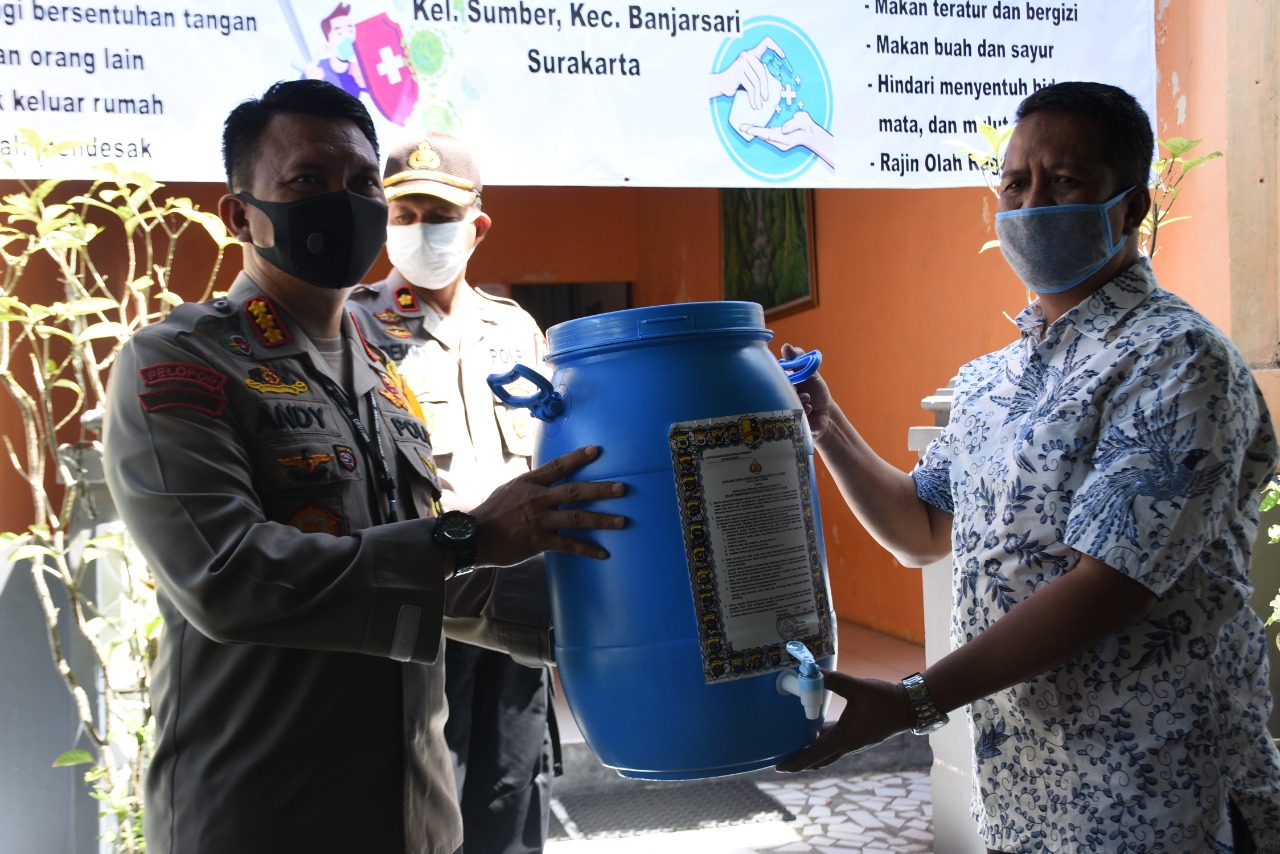 Kapolresta Surakarta, Kombes Pol Andy Rifai meresmikan Kampung Siaga Covid-19 dengan menyerahkan bantuan tempat mencuci tangan, Minggu (12/4). (MP/Ismail)