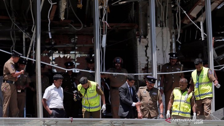 Petugas keamanan melakukan investigasi di lokasi ledakan bom di hotel Shangri-La, Kolombo, Sri Lanka, Minggu (21/4/2019). (ANTARA FOTO/REUTERS/Dinuka Liyanawatte/pras.)