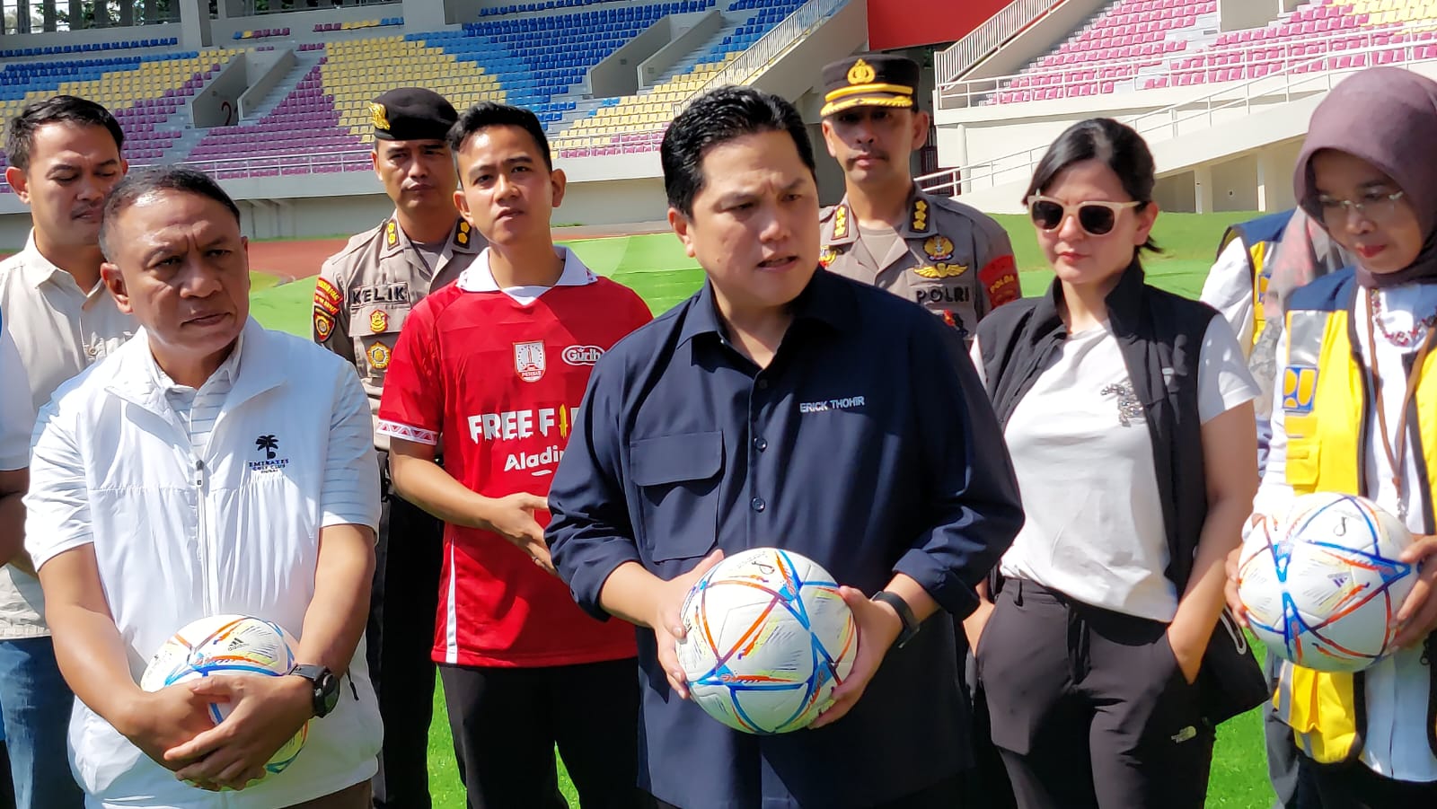 Ketua Umum PSSI Erick Thohir dan Menpora, Zainudin Amali melakukan peninjauan renovasi venue Piala Dunia U-20 Stadion Manahan Solo, Jawa Tengah, Minggu (12/3). (MP/Ismail)