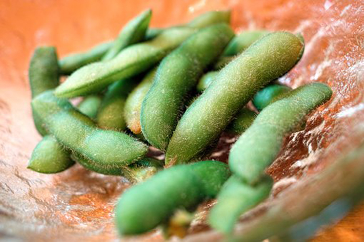 Edamame baik untuk menjaga kepadatan tulang. (foto: pixabay/takedahrs)