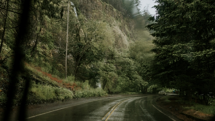 Hindari genangan di jalanan (Foto: Unsplash/katie drazdauskaite)