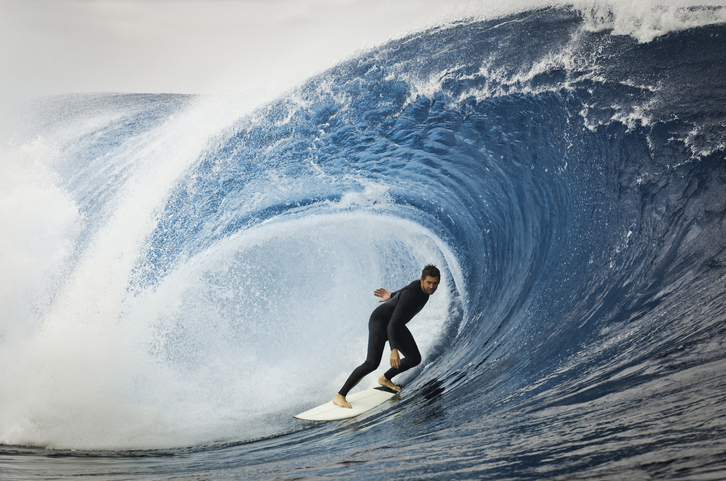 4 Spot Surfing Paling Angker di Dunia dengan Ketinggian Ombak Ekstrem 