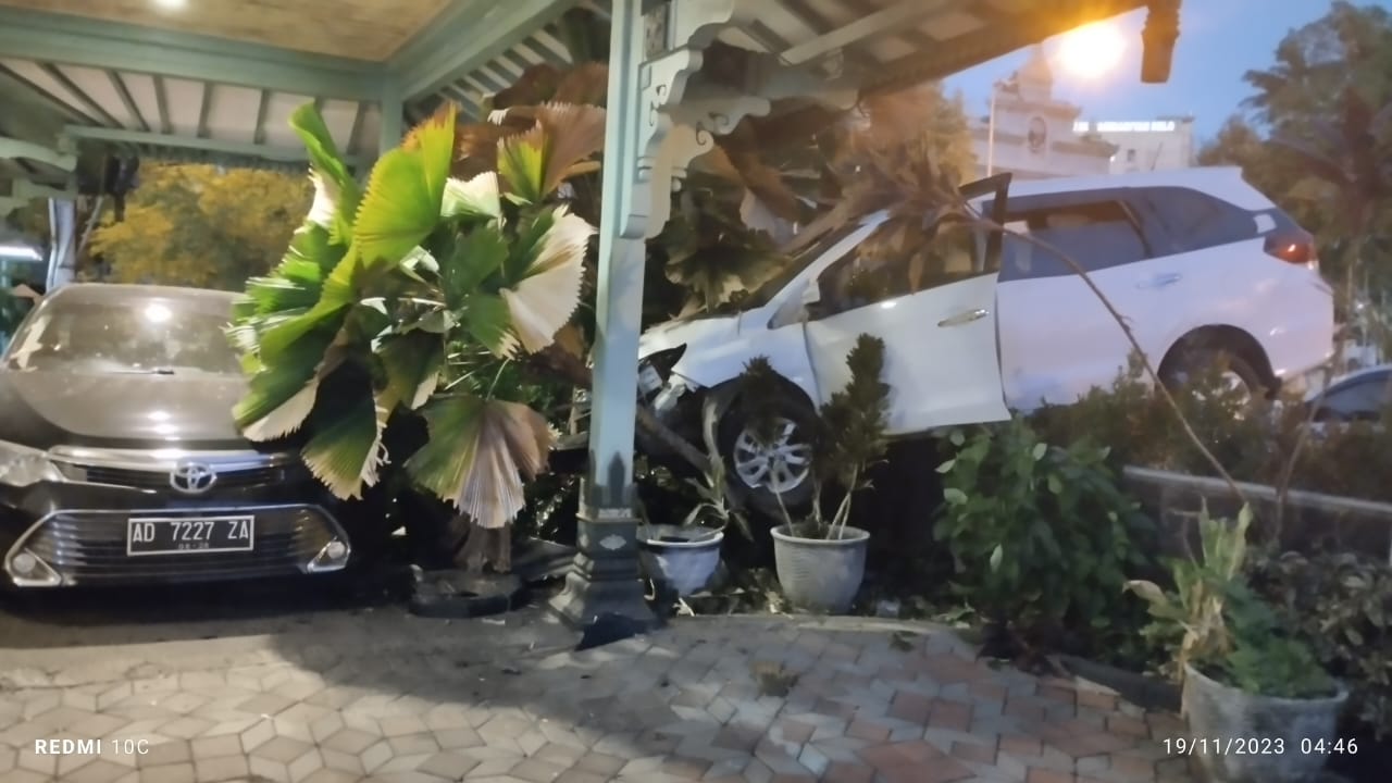 Pagar Rumdin Wawali Solo Dihantam Kendaraan Roda Empat