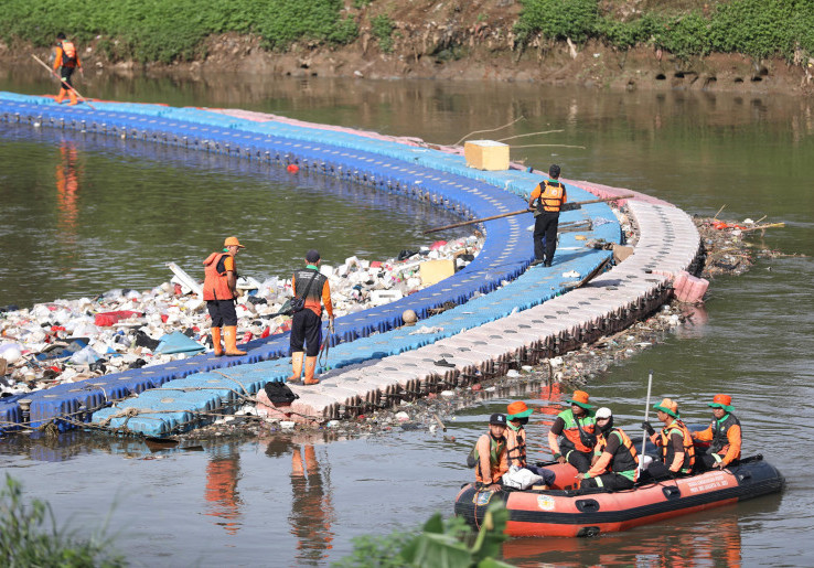 Gubernur Pramono Targetkan Pengerukan Banjir Kanal Barat Rampung Satu Tahun
