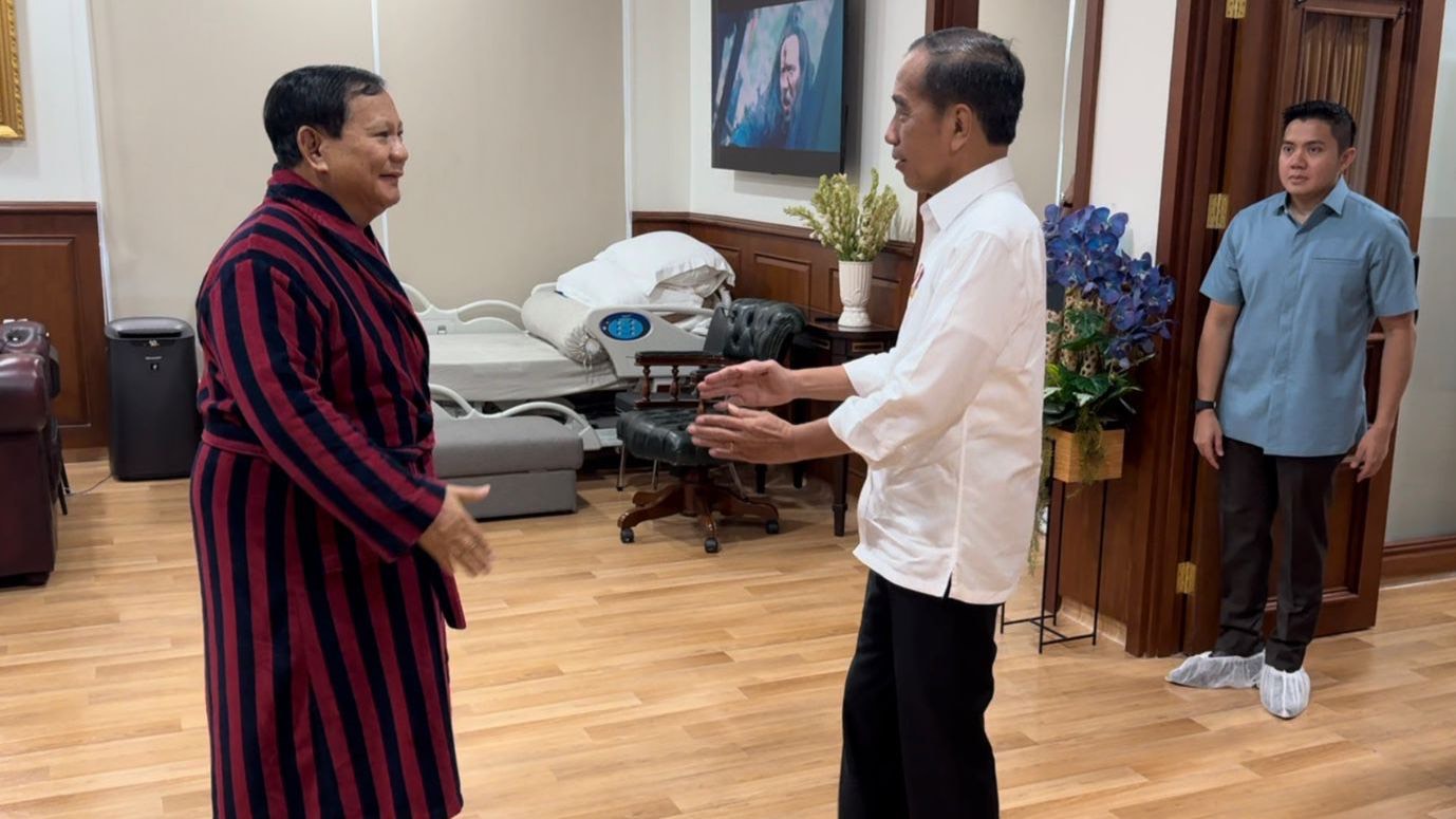 Prabowo Sukses Operasi Cidera Kaki, Ungkap Doa dan Dukungan Jokowi