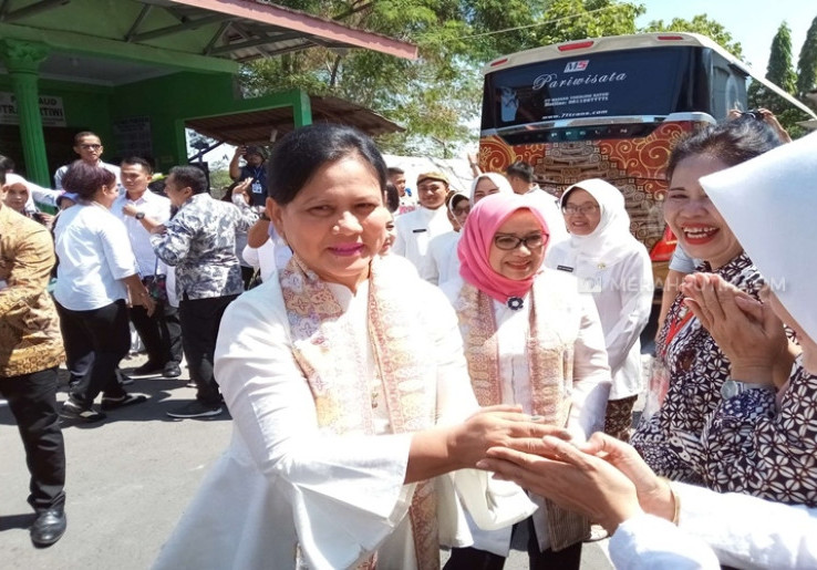  Kunjungi PAUD Putra Pertiwi Solo, Iriana Jokowi Ajak Anak-Anak Bernyanyi