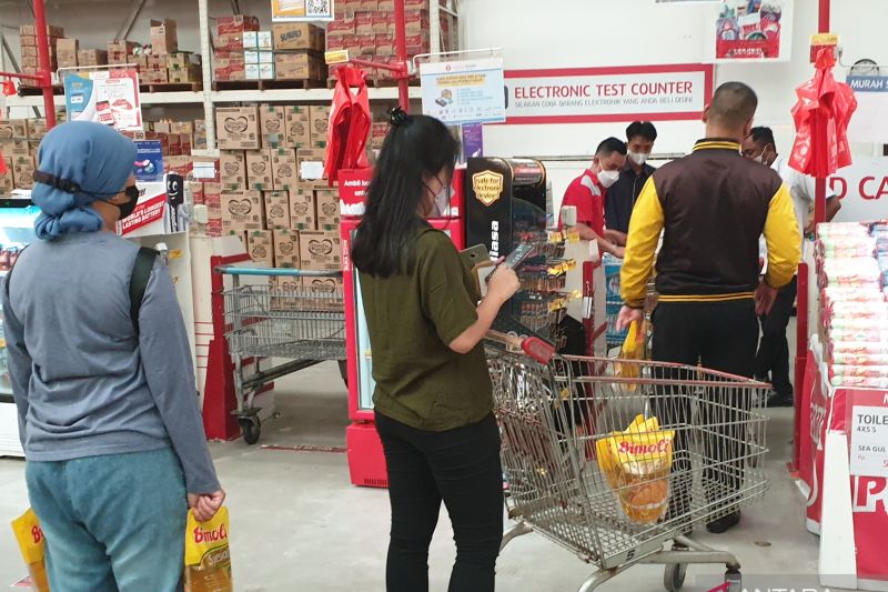 Masyarakat antre membeli minyak goreng di salah satu pasar swalayan di Palembang, Sumsel. ANTARA/Yudi Abdullah