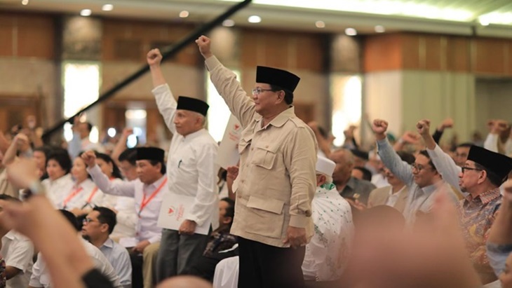 Capres Prabowo Subianto mengepalkan tanganya didampingi Amien Rais dalam simposium kecurangan Pilpres 2019 di Hotel Sahid, Jakarta (Divisi Komunikasi dan Media BPN Prabowo-Sandi)