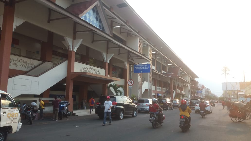 Hari Batik Nasional di Solo, Jawa Tengah tak mampu mendongkrak penjualan batik di Pasar Klewer akibat COVID-19, Jumat (2/10). (MP/Ismail)