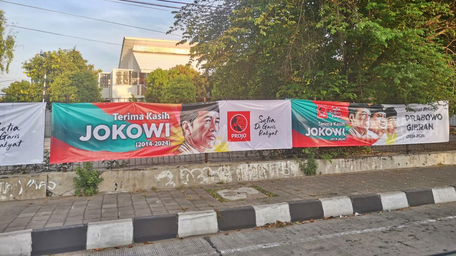 Jelang Pensiun dan Mudik, Spanduk Ucapan Terima Kasih Jokowi Bertebaran di Solo