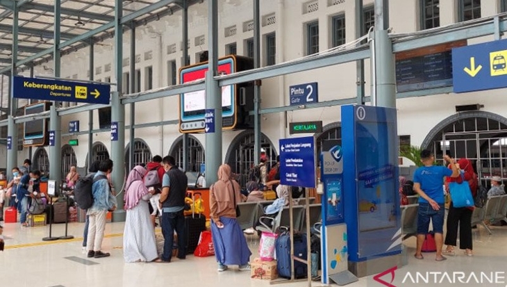 Situasi Stasiun Pasar Senen, Jakarta Pusat, menjelang larangan mudik, Rabu (5/5/2021). ANTARA/Mentari Dwi Gayati