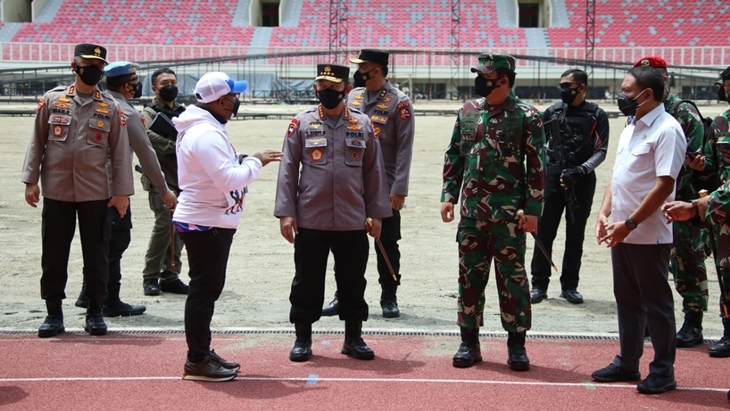 Panglima TNI Marsekal Hadi Tjahjanto, Kapolri Jenderal Listyo Sigit Prabowo, dan Menpora Zainudin Amali, meninjau langsung kesiapan Stadion Lukas Enembe dan arena akuatik menjelang pelaksanaan PON ke-XX. (Foto: MP/Humas Polri)