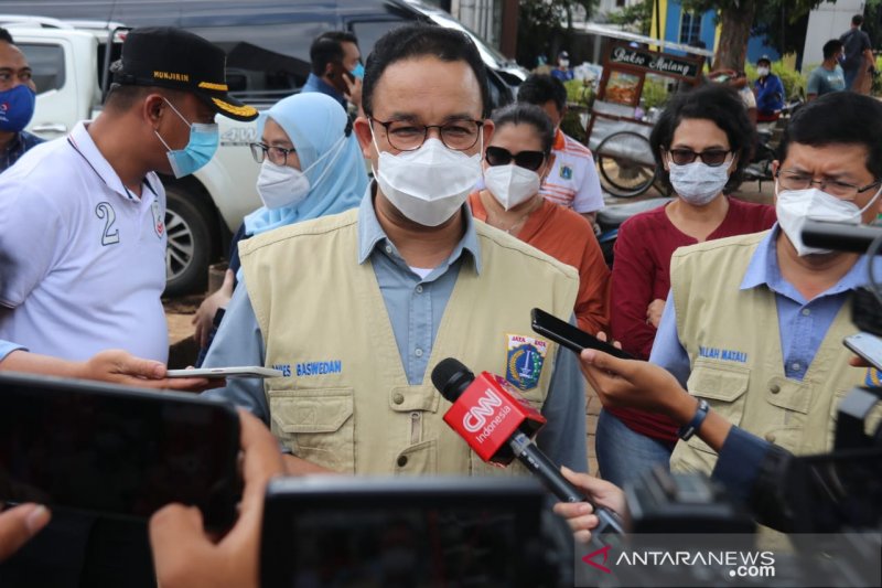 Gubernur DKI Jakarta Anies Baswedan memberikan pernyataan pada media usai meninjau Jalan Kemang Raya yang pada Sabtu (20/2) sempat tergenang banjir luapan Kali Krukut, Jakarta Selatan, Minggu (21/2/2021). (Antara/Ricky Prayoga)